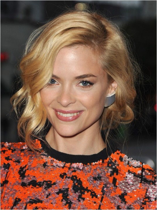 jaime king wavy bob hairstyle with curls