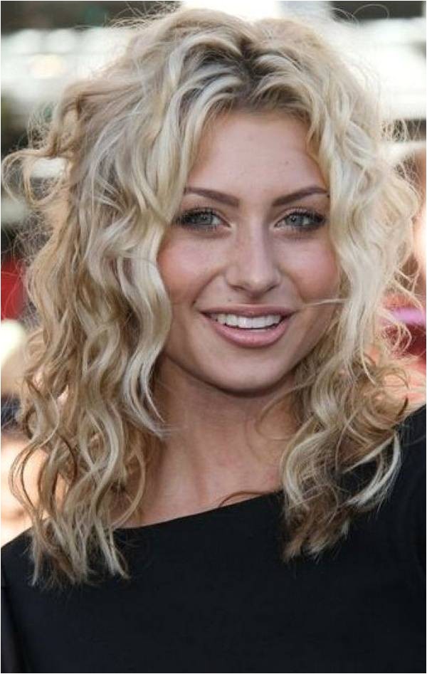 25 best curly short hairstyles for round faces