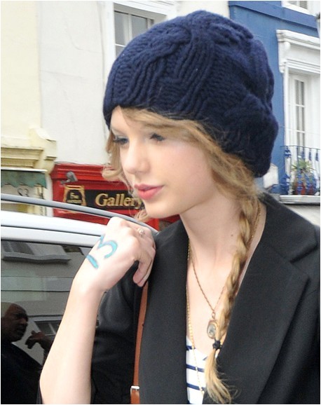 quick easy hairstyle ideas wearing beanie