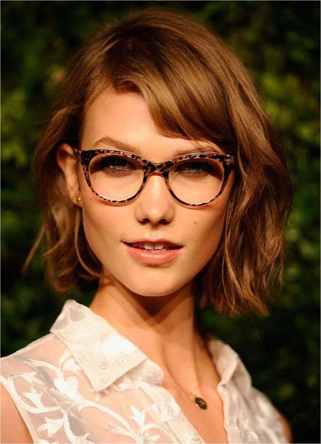 best wavy short hair hairstyles with side bangs for women with glasses