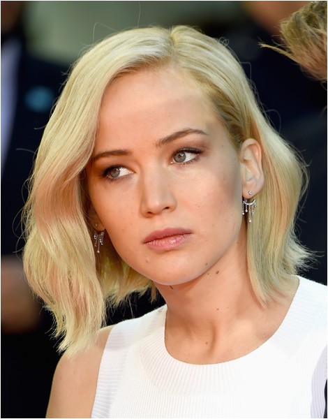 jennifer lawrence goes trendy with new platinum bob haircut