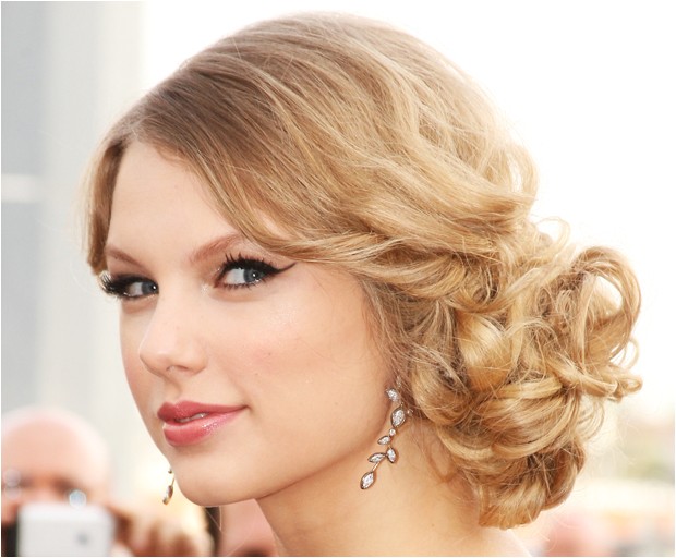 celebrity hairstyles taylor swifts curly loose bun