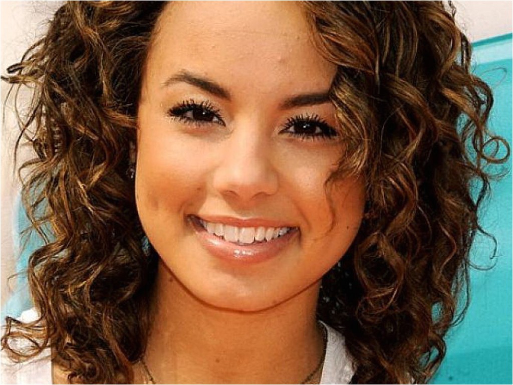 layered hairstyles for curly hair medium length