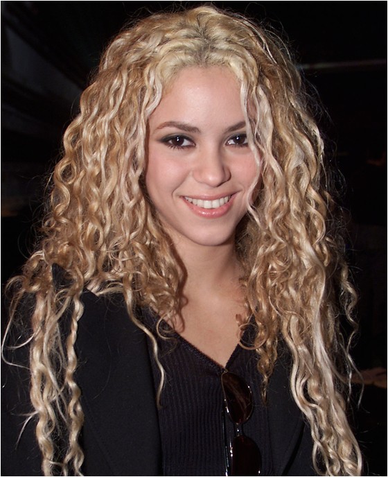 shakira with curly natural hair I