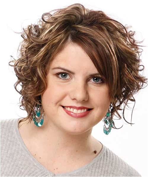 7 short curly haircuts for round faces