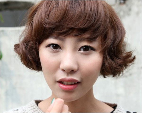 angular bangs wavy bob cut hair slight curly look makes 2