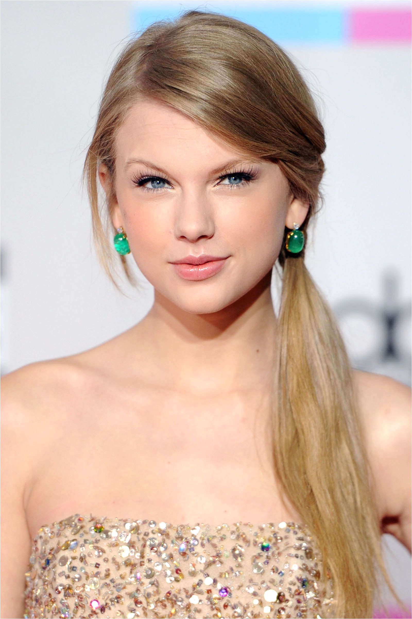 Swift goes sleek with a side pony and natural makeup at the American Music Awards HarpersBAZAAR