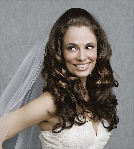 Classic bride hairstyle with big curls