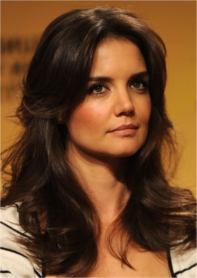 katie holmes layered long wavy hairstyle hot moms haircut nice looking haircuts confidence