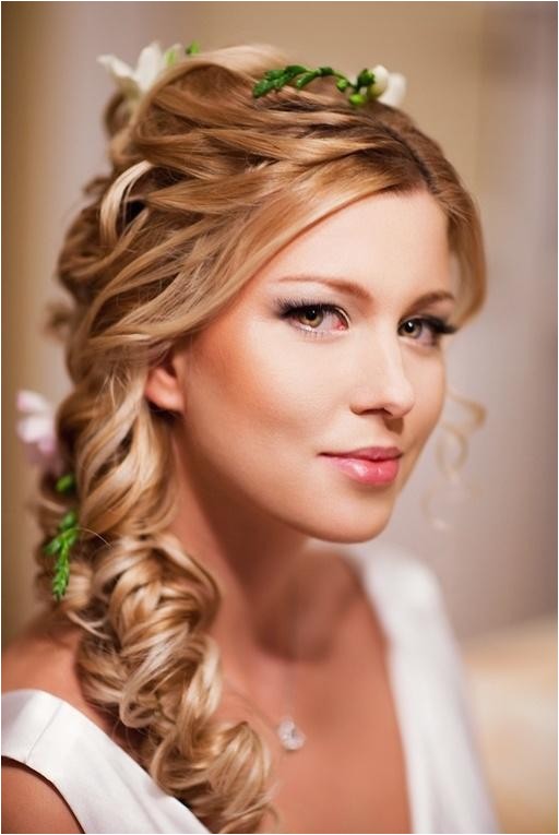 chic photos of wedding hairstyles to the side with flowers