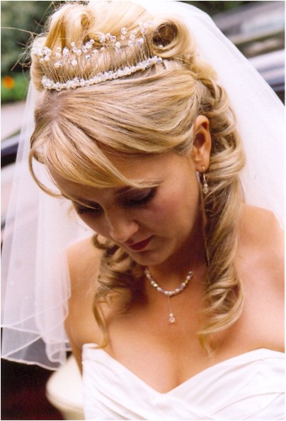short bridal hairstyle with tiara