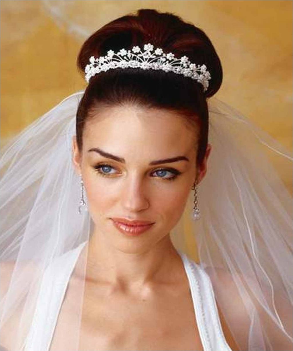 short bridal hairstyle with tiara
