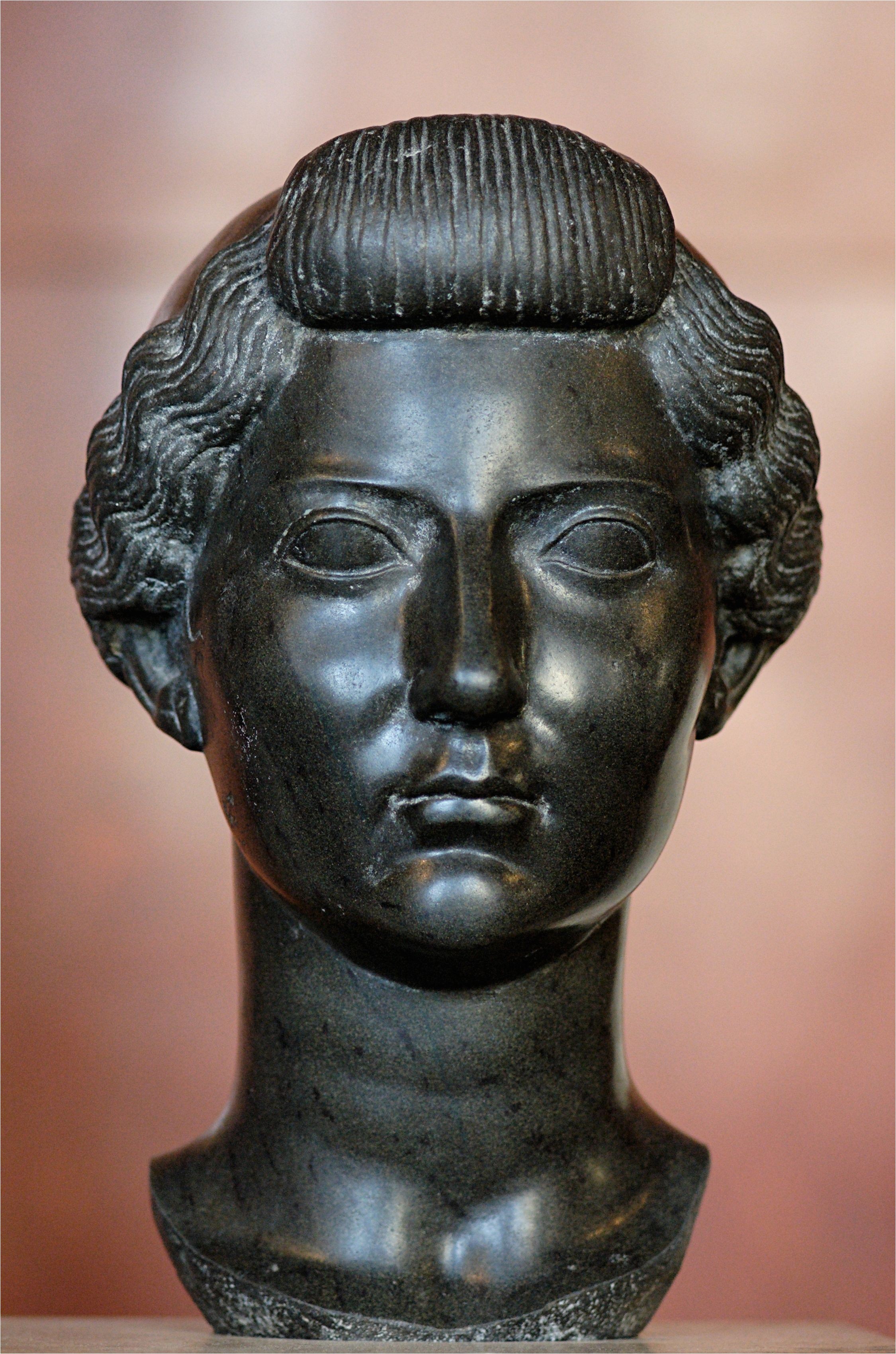 During Augustus s reign the popular hairstyle among patrician women was to partition the hair in three ways The back of the hair was tied in a bun