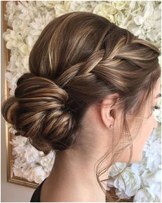 12 Amazing Updo Ideas for Women with Short Hair