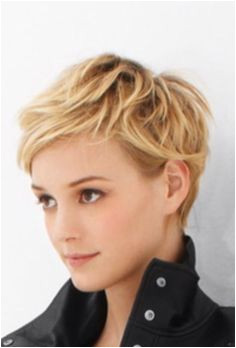 Eine wunderschöne Wahl an berühmten Pixie Frisuren Short Blonde Pixie Blonde Pixie Haircut