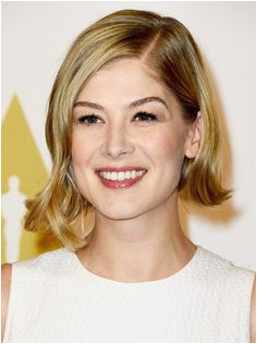 Rosamund Pike Hair Job Bob Frisuren Von Prominenten Sommerfrisuren Promi frisuren