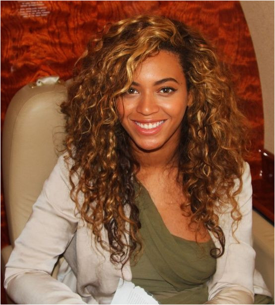 love the highlights Beyonce Curly Hair Beyonce Hairstyles Beyonce Hair Color Beyonce Blonde