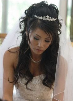 Wavy half up hairstyle with tiara and veil so should the veil be unattached