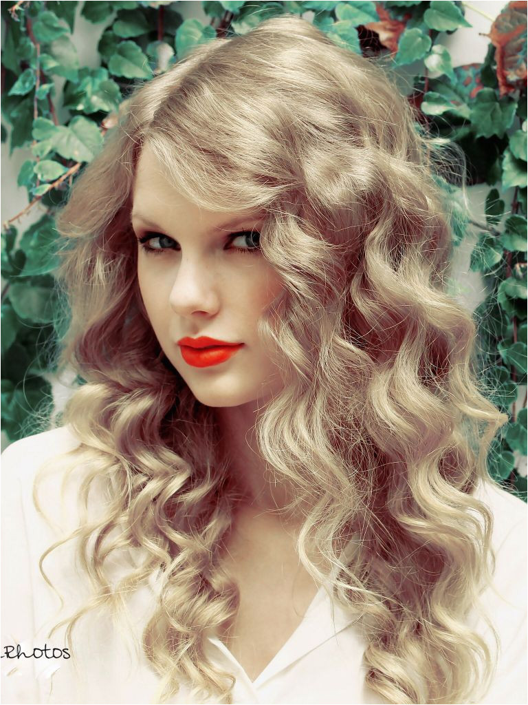 Day 10 one thing I miss about Taylor Swift I miss her perfect curls but I like the short hair too