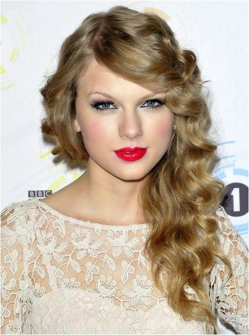Taylor Swift Side Bang Hairstyle Loads of romantic curls