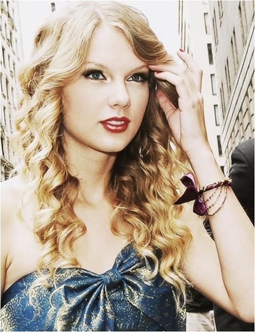 tay swift curly hair