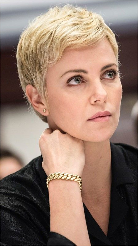 Charlize Theron Pixie Haarschnitt charlize haarschnitt pixie theron frisuren2019 Pinterest