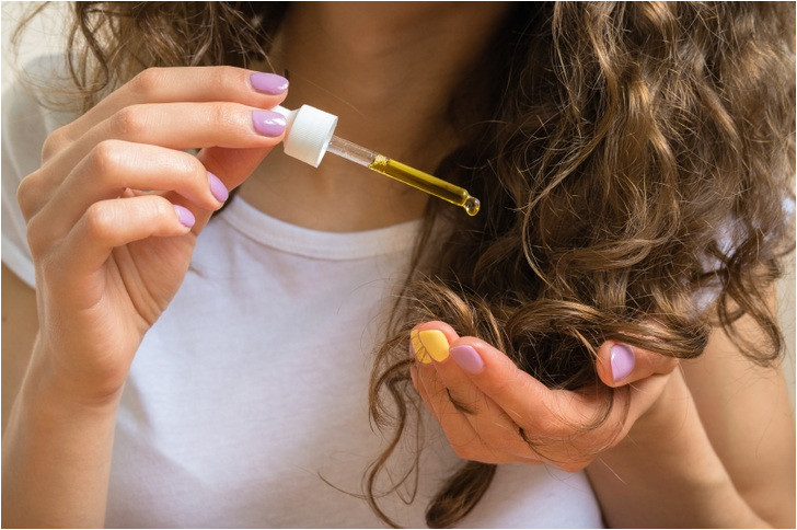 7 Oils To Apply To Your Hair That Will Fix All Your Hair Problems