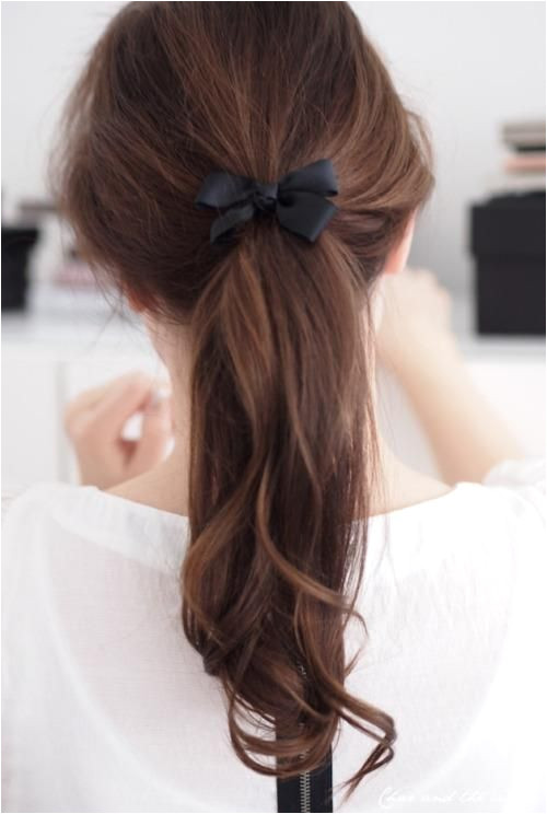 Simple and cute hair with a bow and curls