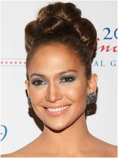 A statement ballerina bun from JLo my FAV look on her I wanna