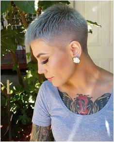 Super Kurze Haarschnitt for Captivating La s This super short haircut is a modern and unique look for la s who are so captivating and outgoing and