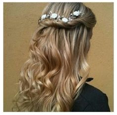 Half Up with Flowers Hairstyles and Beauty Tips Doing this hair except with giant obnoxious flowers Diana Kehlenbrink · School Dance Hairstyles