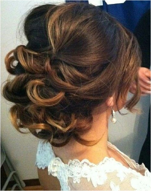Low curly bun Pretty Hairstyles Quince Hairstyles Side Up Hairstyles Simple Bride Hairstyles