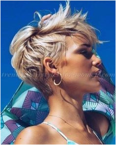 Spring summer blonde layered pixie crop Kurze Haare Pixie Haarschnitt Haarschnitt Kurz Bob