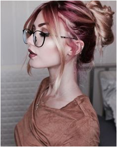 Best hairstyles for female glasses wearers
