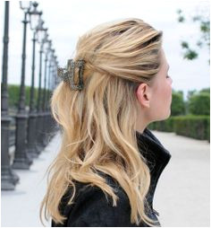 These claw clip hairstyles are super easy to do Look up these 16 ideas and ways to use a butterfly clip Get a new hairstyle within a few seconds