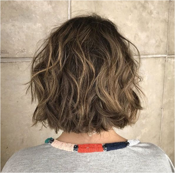 Natural brown messy hairstyle by Bruno Ximendes Brown Hair Texture Messy Bob Hairstyles Diy