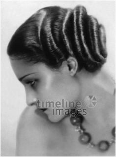 Modell mit eine Fisur vom Coiffeur Agostini ullstein bild ullstein bild Timeline 1920 20er 1920er 20s 1920s Haircut Hairstyle Haarschnitt