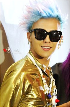 G Dragon hair in this pic doe He looks like cotton candy and i