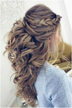 Are you invited to a wedding and walk searching the perfect hairstyle to attend this important event Check out these perfect wedding guest hairstyles with