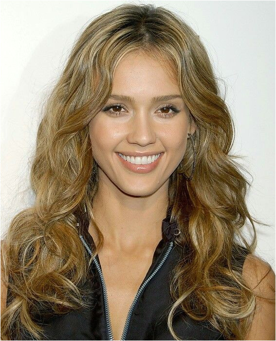 WAVY WONDER Sultry meets sophistacted as Jessica Alba rocks her long wavy tresses Blow dry with round brush Curl wide sections with a curling iron with