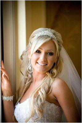 Bride with wavy hair and tiara