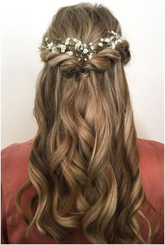 Pretty half up half down hair style idea using flowers as hair accessories