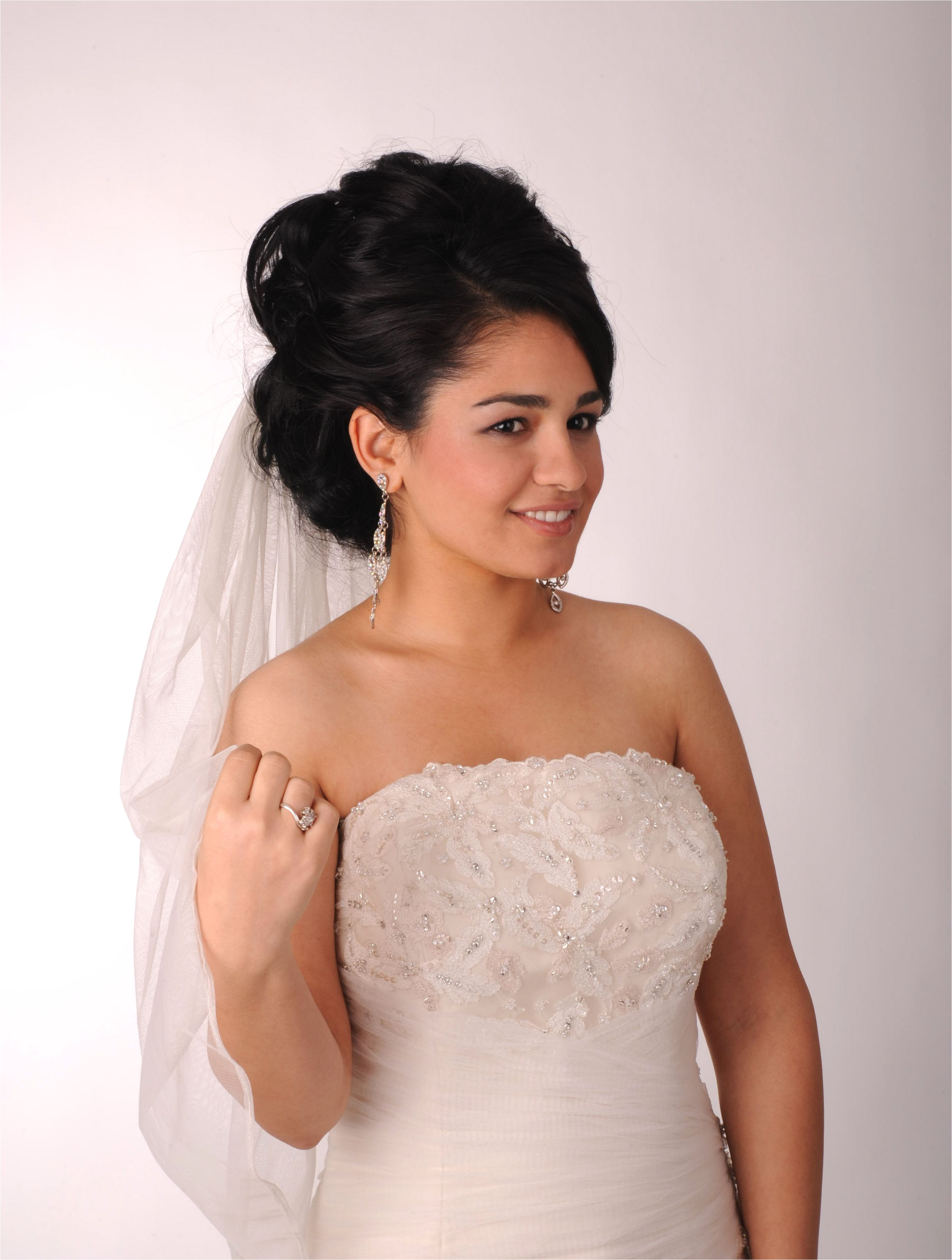 Dark hair bride with veil