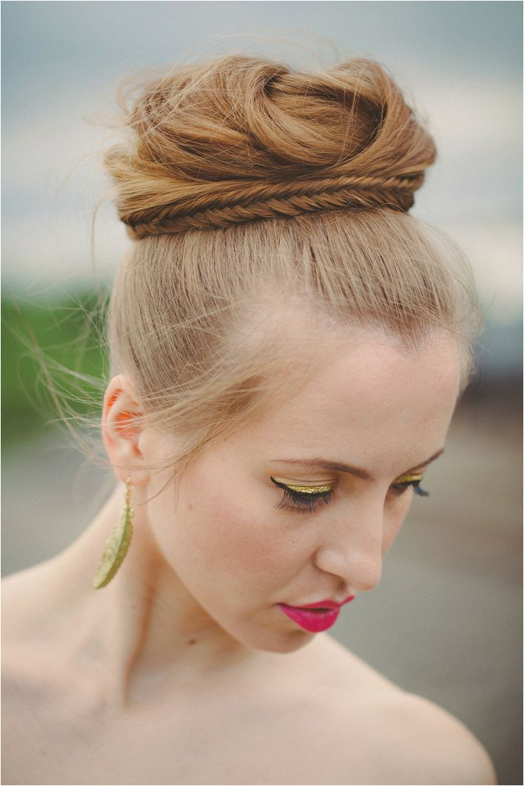Inspiration to pull off a top knot wedding hairstyle