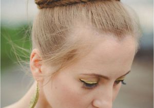 Wedding Hairstyles Glamour Inspiration to Pull Off A top Knot Wedding Hairstyle